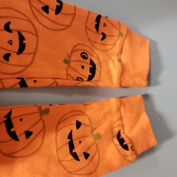 Carter's NWT 2-piece Halloween Pajama Set with Smiling Pumpkins - Picture 4 of 6